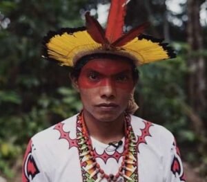 Rasú vom Stamm der Yawanawa in traditioneller Kleidung. Schöpfer von rapé tsunu rasú