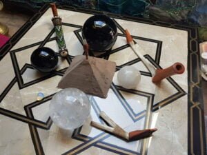 una vista de rapé ayo en forma de pirámide sendo energizado