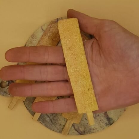 kam04 un palo de kambo en la mano