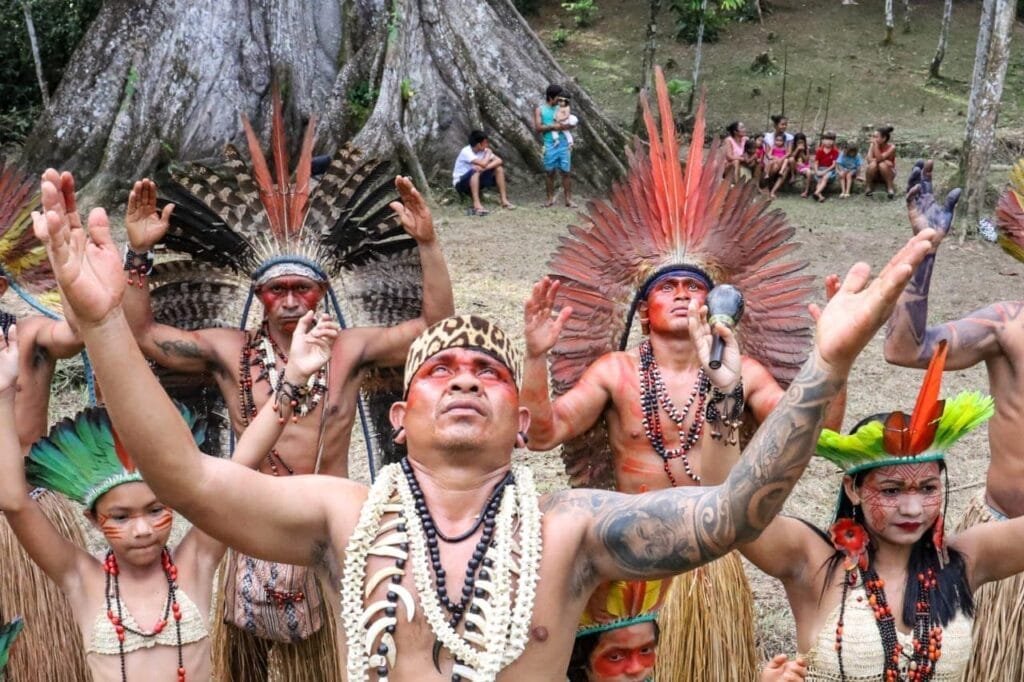grupo de nukini de pie con el brazo y la cabeza apuntando al cielo