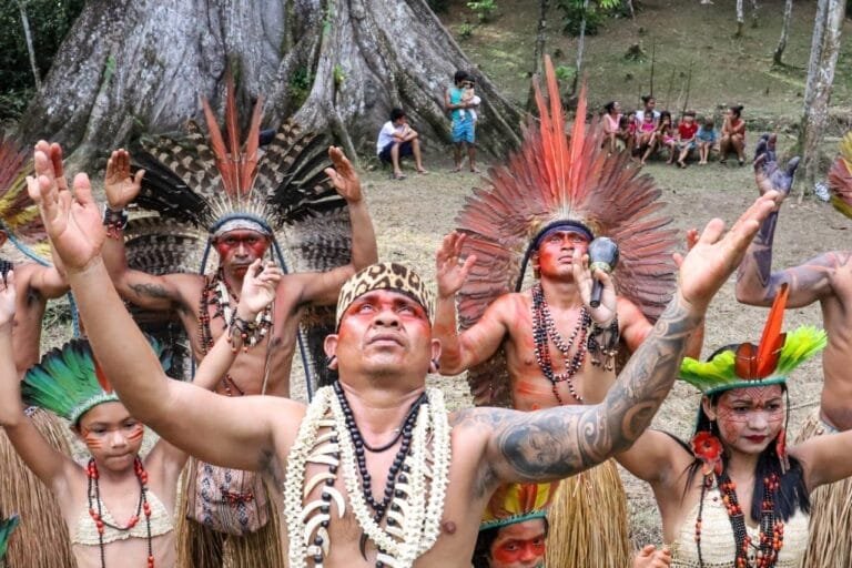 grupo de nukini de pie con el brazo y la cabeza apuntando al cielo