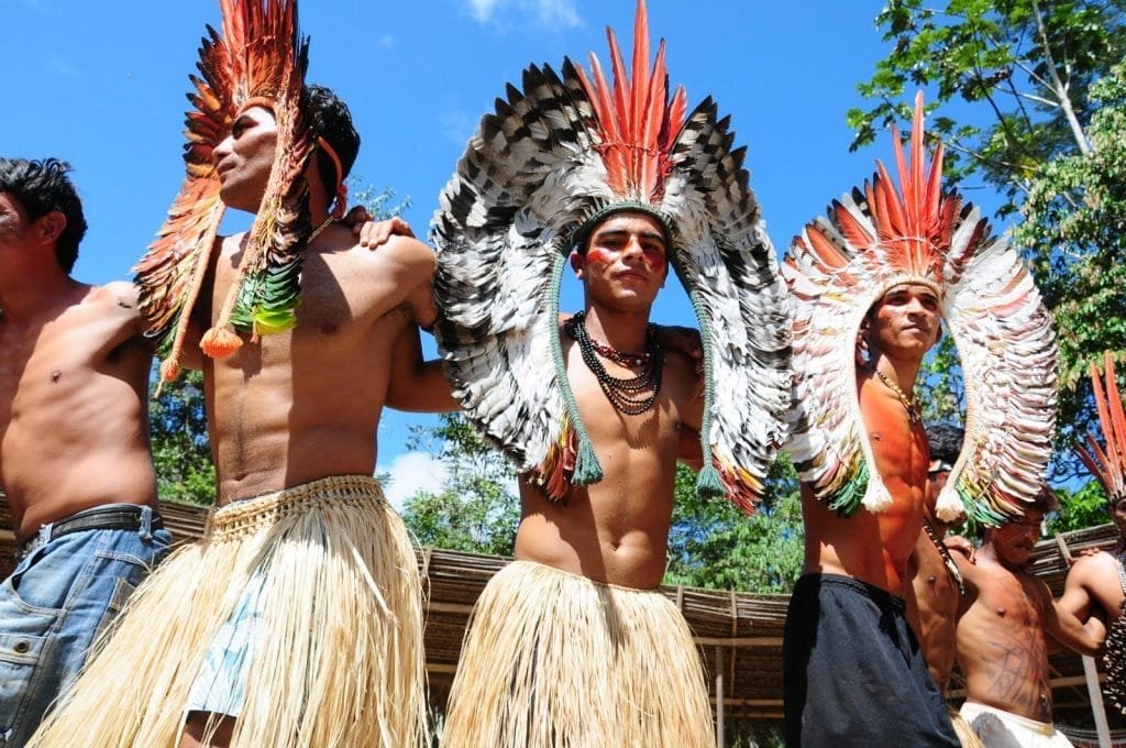 kuntanawa indio debe a hombro en una danza tradicional